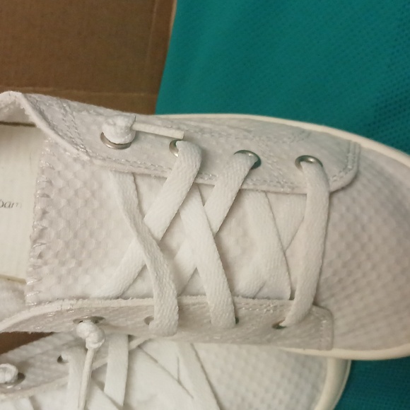 Time and Tru White Casual Lace-Up Sneakers Size 8 With Memory Foam Insoles. - Picture 3 of 8